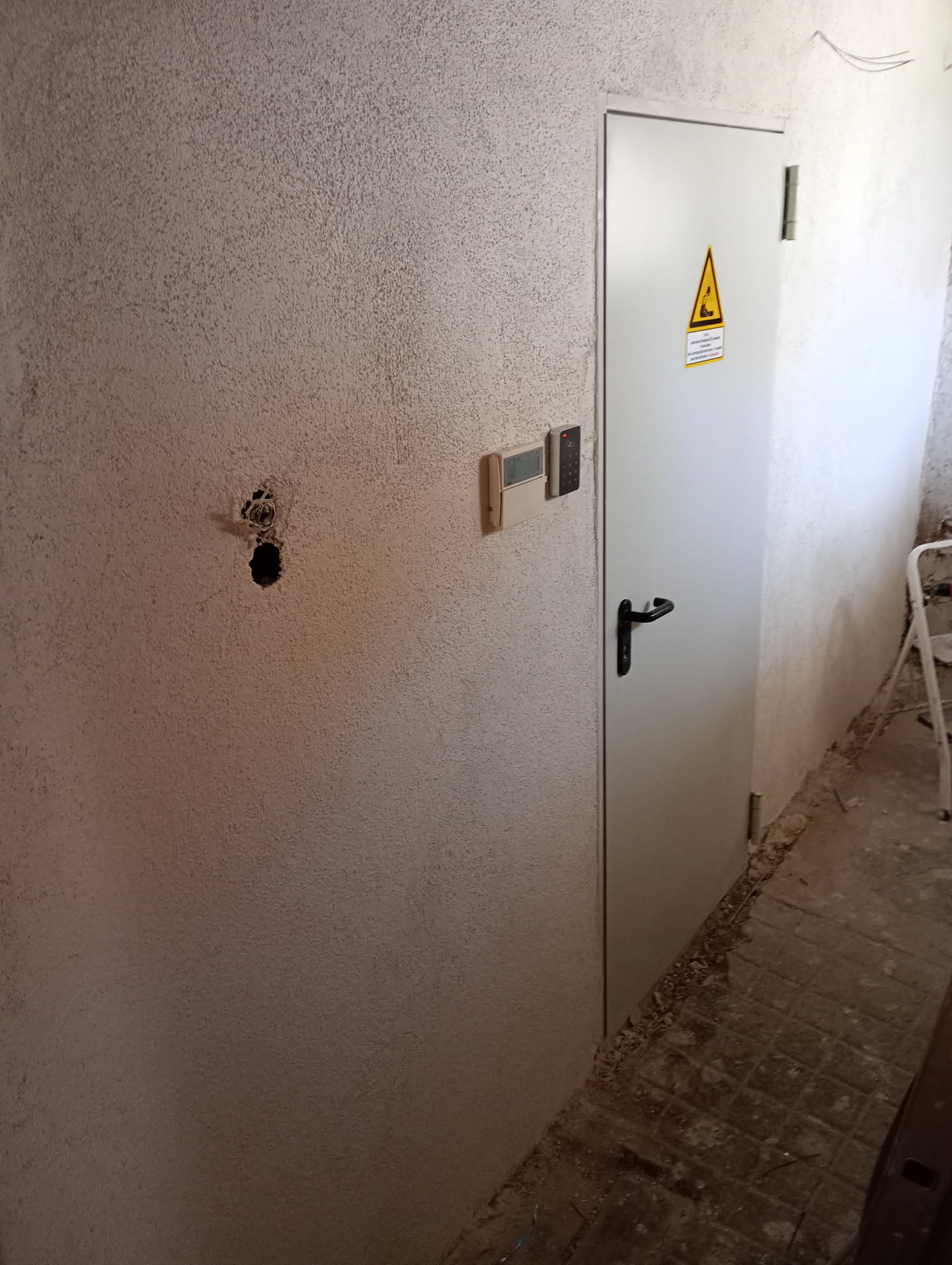 Außenansicht mit neuer Brandschutztüre und Zugangskontrolle