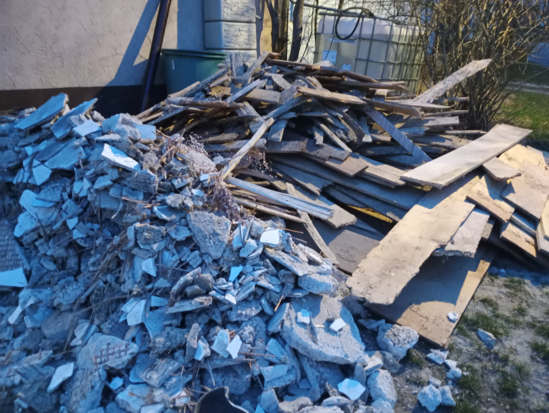 Der Bauschutt vom Deckenabriss stapelt sich